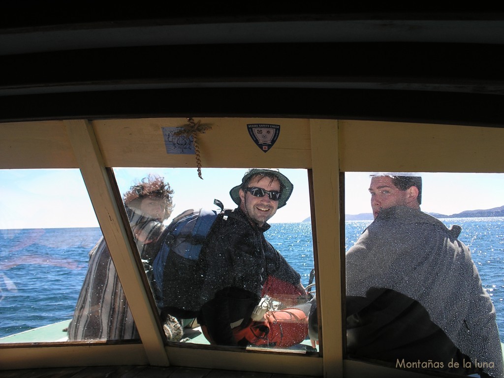 Lago Titicaca navegando hacia la Isla del Sol. Joaquín en la proa del barco